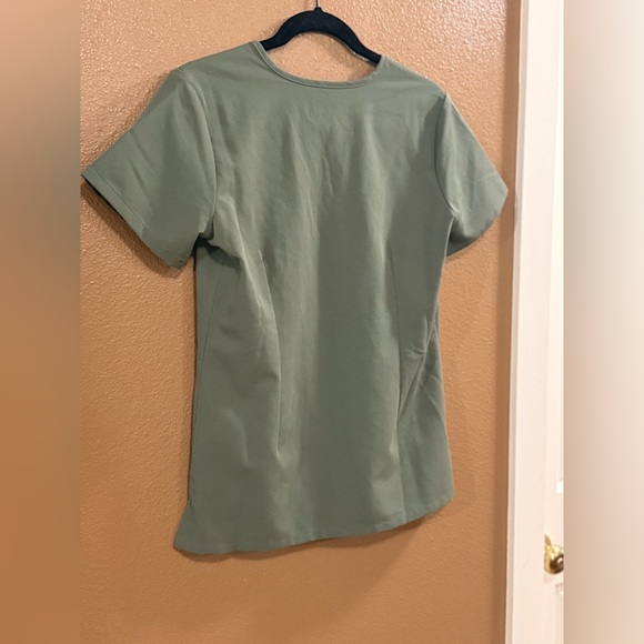 FIGS Women's Casma 3-Pocket Scrub Top in Moss Green. Size: XS. Like new. - Picture 10 of 11